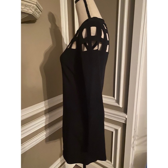 🔥RESTOCKED🔥 Geo Cut Yoke Bodycon Dress - Picture 7 of 8